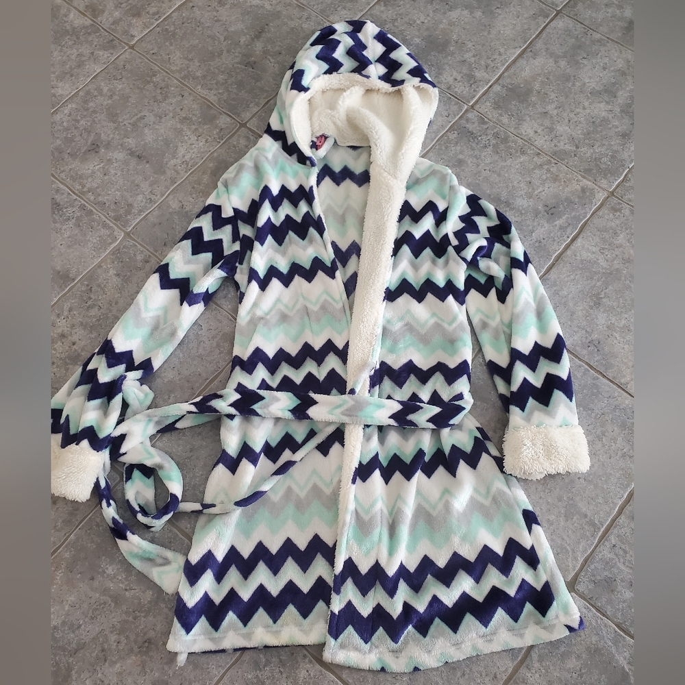 Rue21 Chevron Pattern Robe - Picture 1 of 4